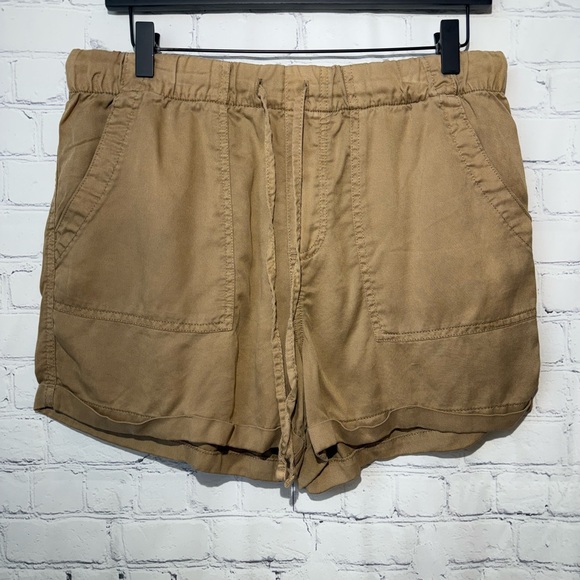 GAP Pants - GAP size medium dark khaki women’s pull on shorts